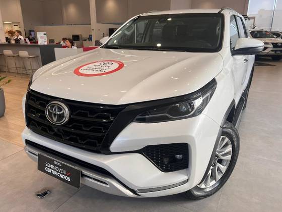 TOYOTA HILUX SW4 2.8 D-4D TURBO DIESEL SRX 7L 4X4 AUTOMÁTICO